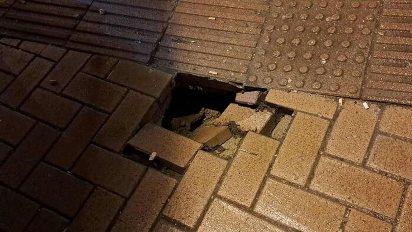 Besüllyedt a térkő: napok óta kerülgetik a lyukat a szegedi belvárosban