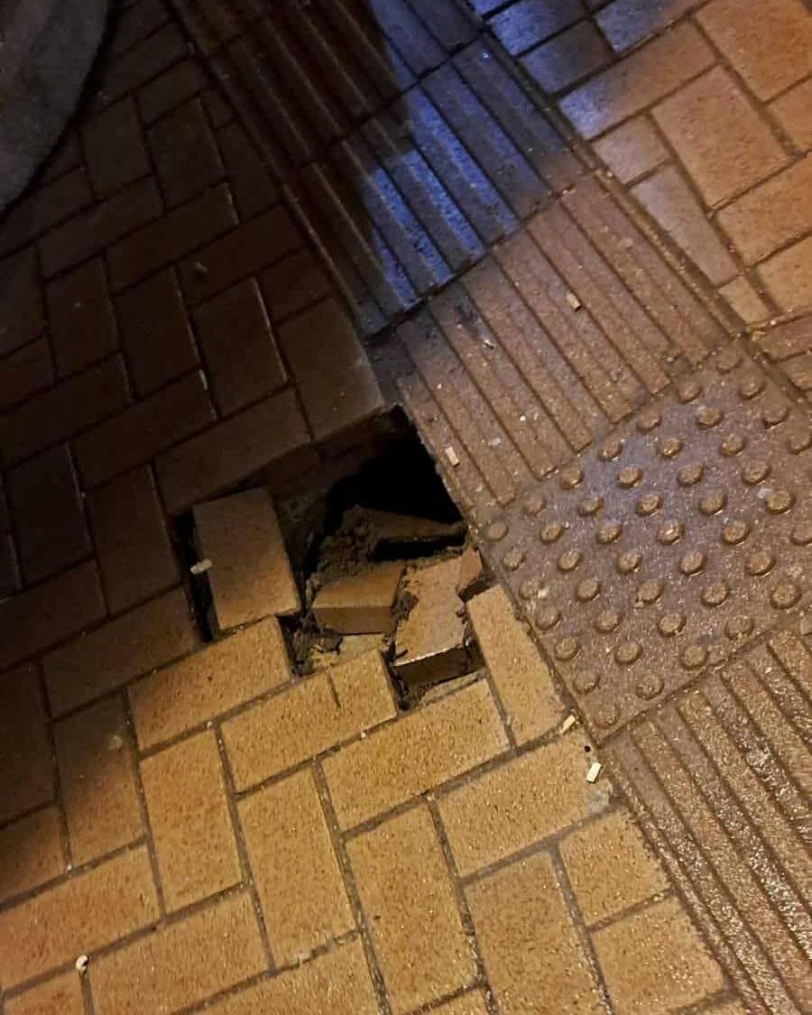 Napok óta lyuk tátong a szegedi belvárosban a besüllyedt szakaszon. Fotó: SzegedMA