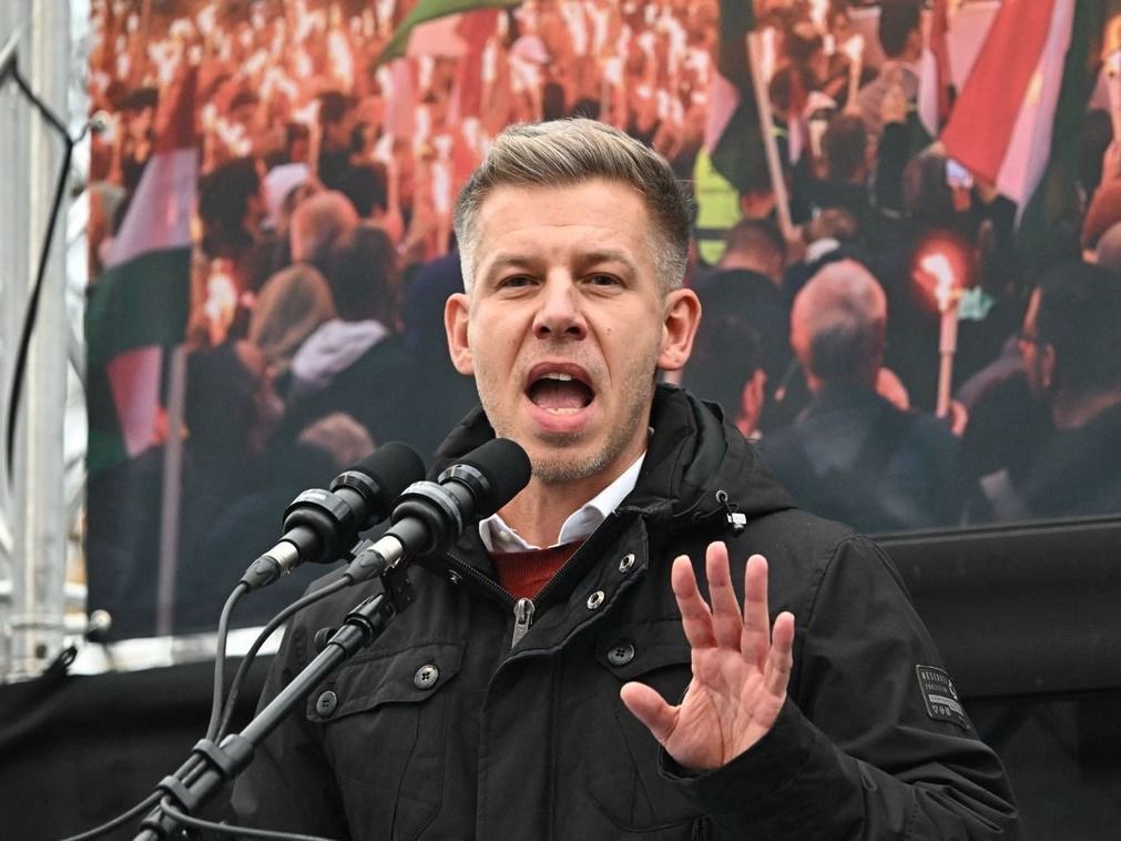 A Tisza Párt Pestről vezényel át embereket a kampányhoz