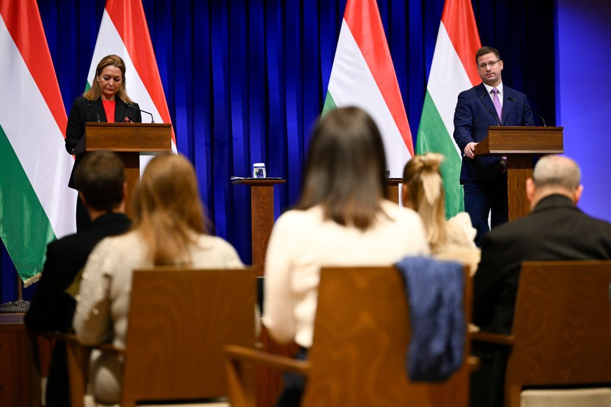 A Kormányinfón bejelentették: 8,2 milliárd forintos keretből gyorsított kátyúzási munkálatokat végez a Magyar Közút