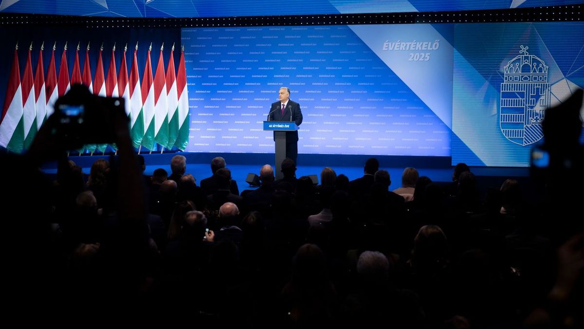 Orbán Viktor miniszterelnök évértékelõ beszédét tartja a Várkert Bazárban 2025. február 22-én. (Fotó: MTI)