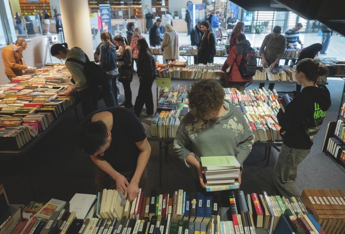 Minden kiállított könyv új gazdát keres fillérekért. (Fotó: Délmagyar)