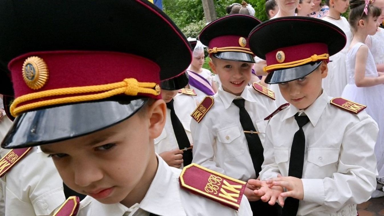 Veszélyes úton Ukrajna: katonai szemlélettel formálná át a gyermekek gondolkodását