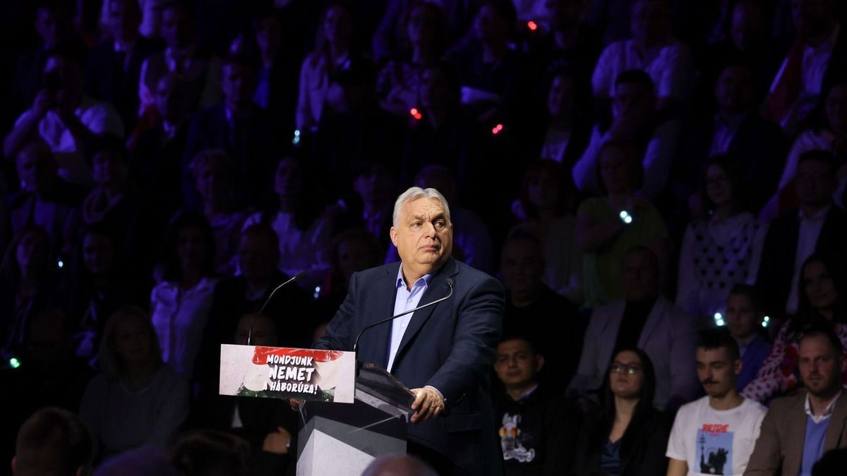 Orbán Viktor a DPK szombathelyi háborúellenes nagygyűlésén beszédet mond. (Fotó: Mirkó István)
