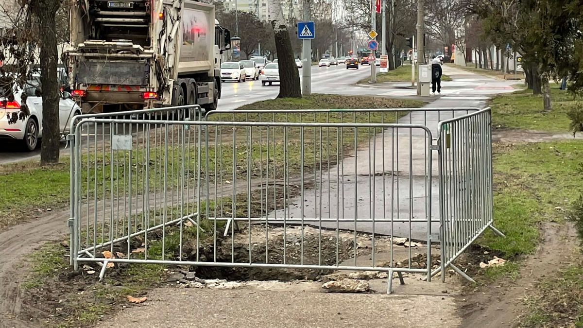 Hetek óta kerülgetik a járókelők a kordonnal körülvett lyukat a Makkosházi körúton. (Olvasói fotó)