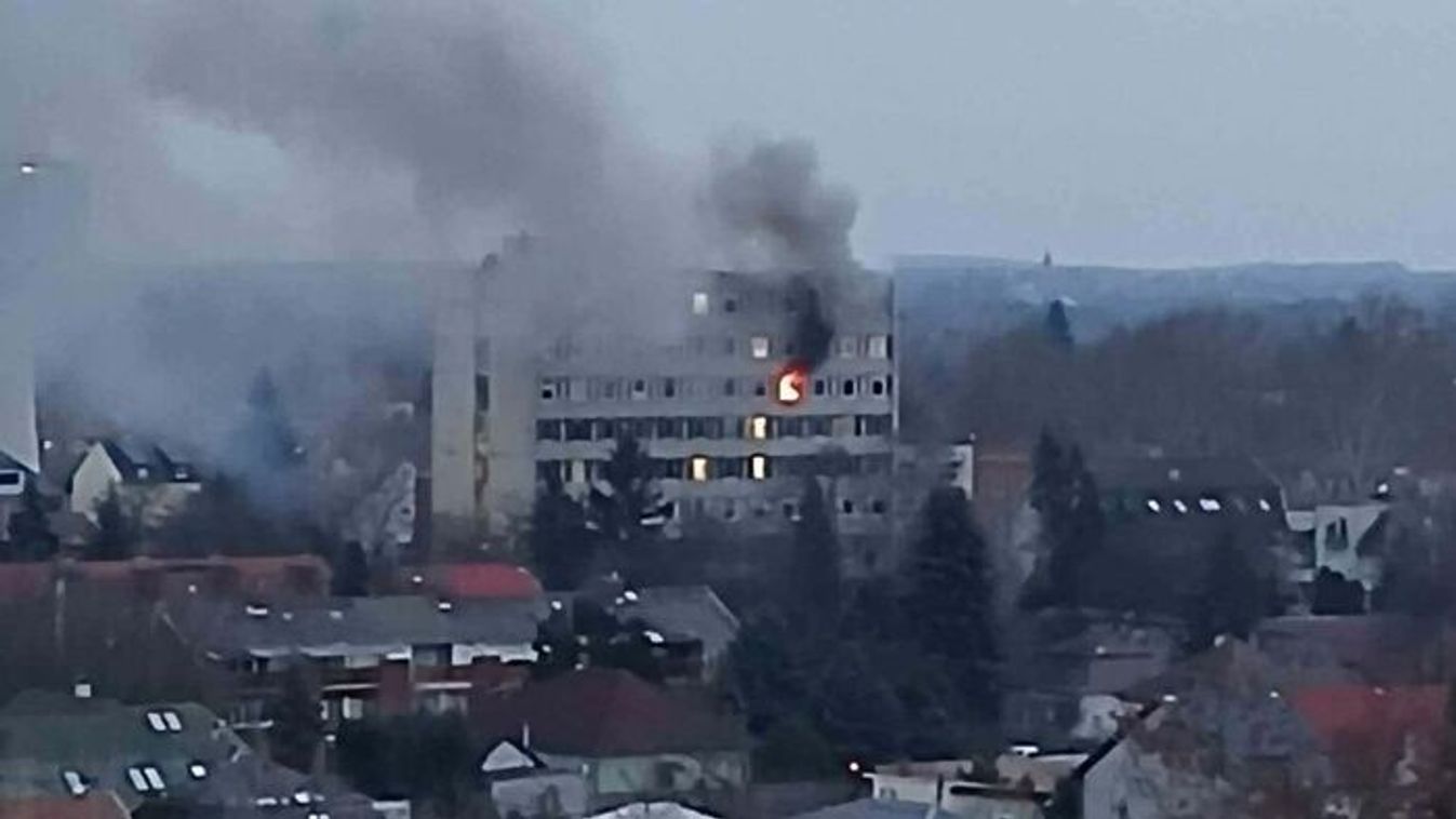 Tűz ütött ki az újszegedi kollégiumban, hatalmas lángokkal égett egy szoba +fotók +videó