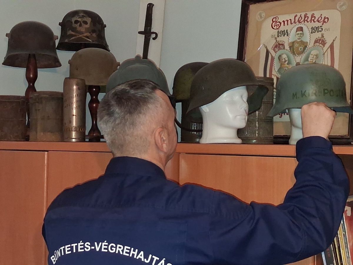 Nemcsak gyűjti, meg is menti a múlt tárgyait a Szegedi Fegyház és Börtön egyenruhás "kincsvadásza"