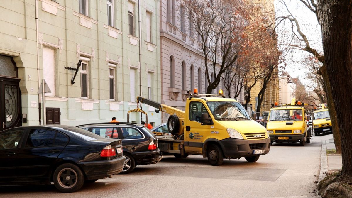 Sávszűkülettel, parkolási tilalommal, darus kocsikkal és eltűnő autókkal indult a hét Tarjánban