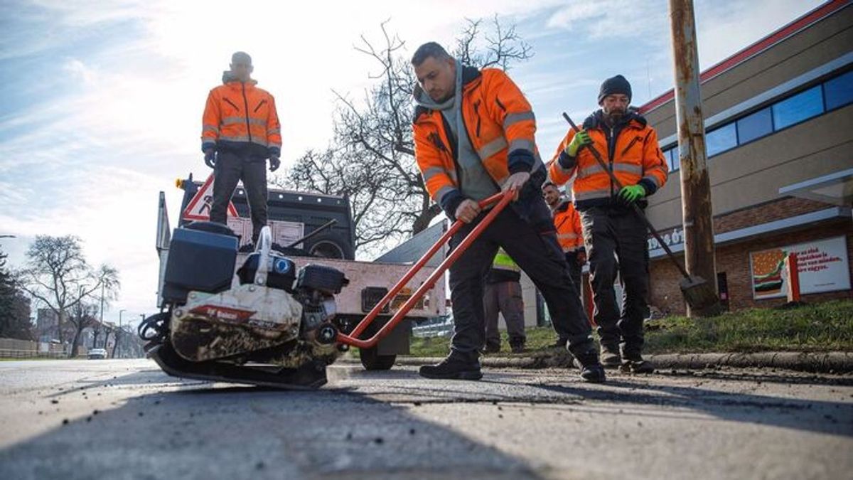 Megduplázódott a kátyúk száma a tél után, ezért nagyszabású helyreállítási munkák kezdődnek a vármegye útjain