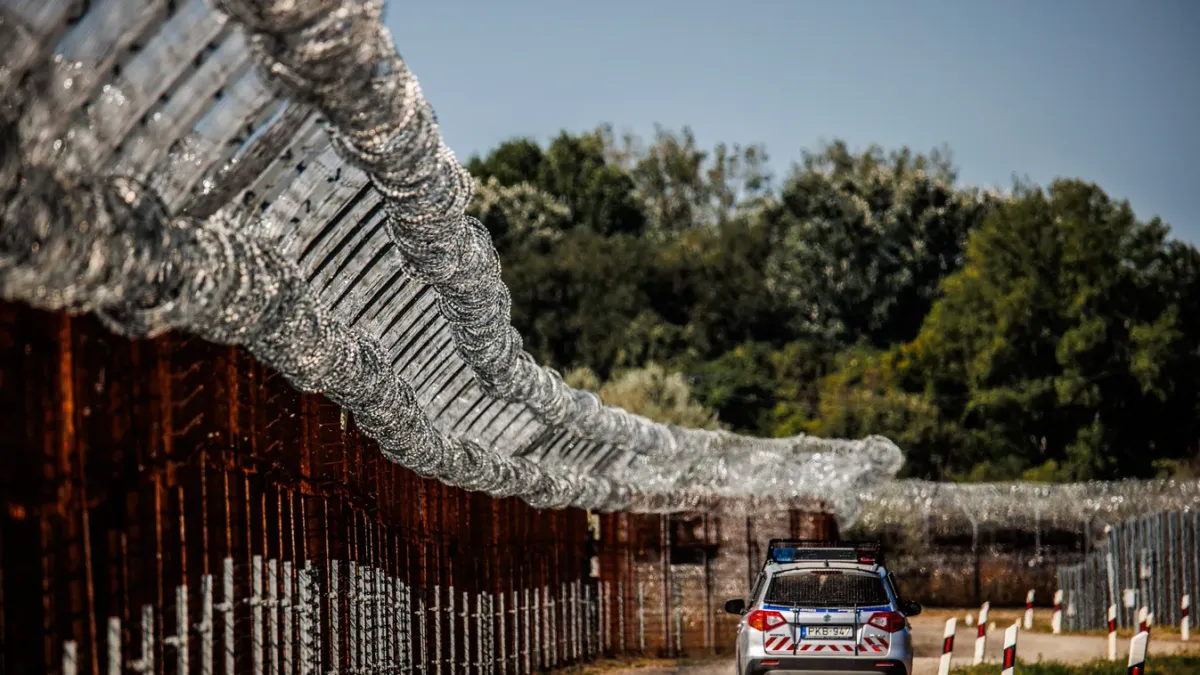 Súlyos veszélyt jelent a déli határkerítésre a migrációs paktum.(Fotó: MTI)
