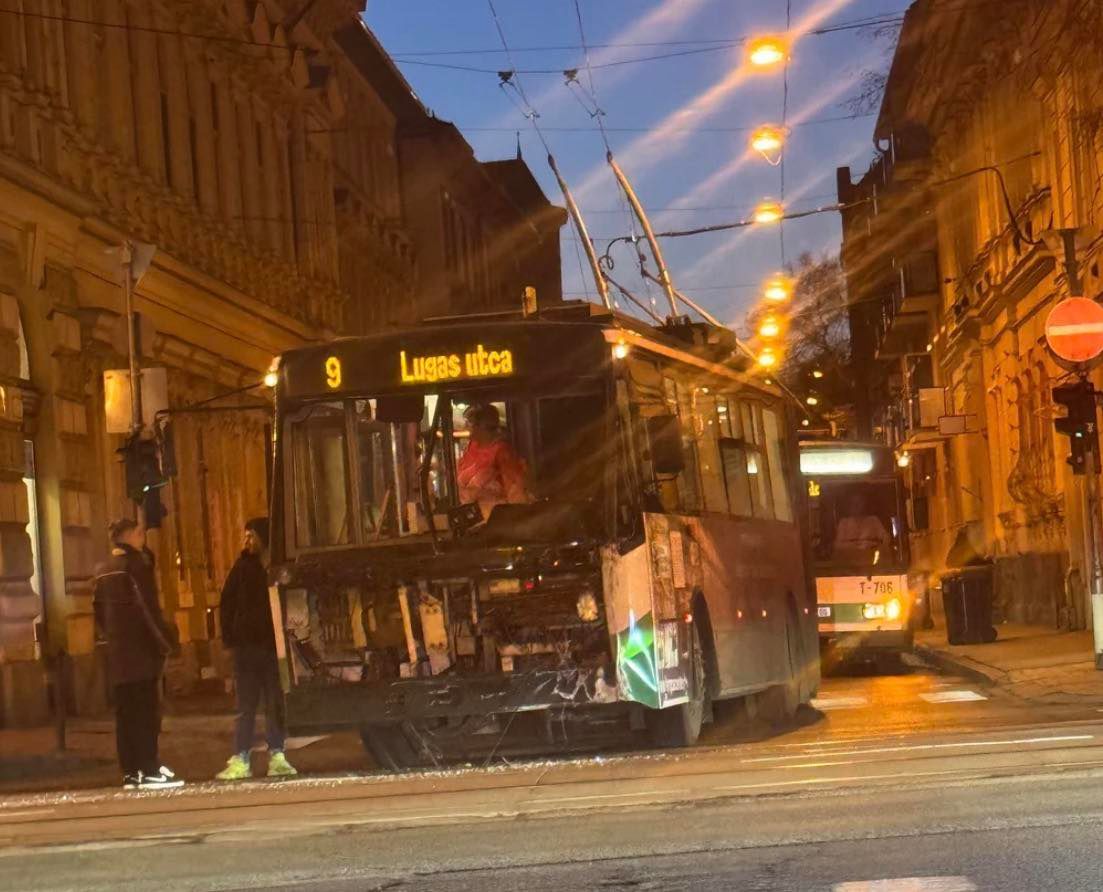 Két troli ütközött össze Szeged belvárosában hétfő kora este