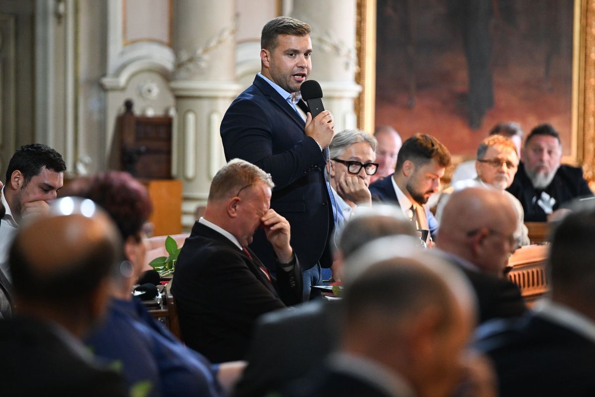 Farkas Levente, a szegedi Fidesz frakcióvezetője ismertette, miért döntött a támogatás vagy éppen az elutasítás mellett a bizottsági ülésen.