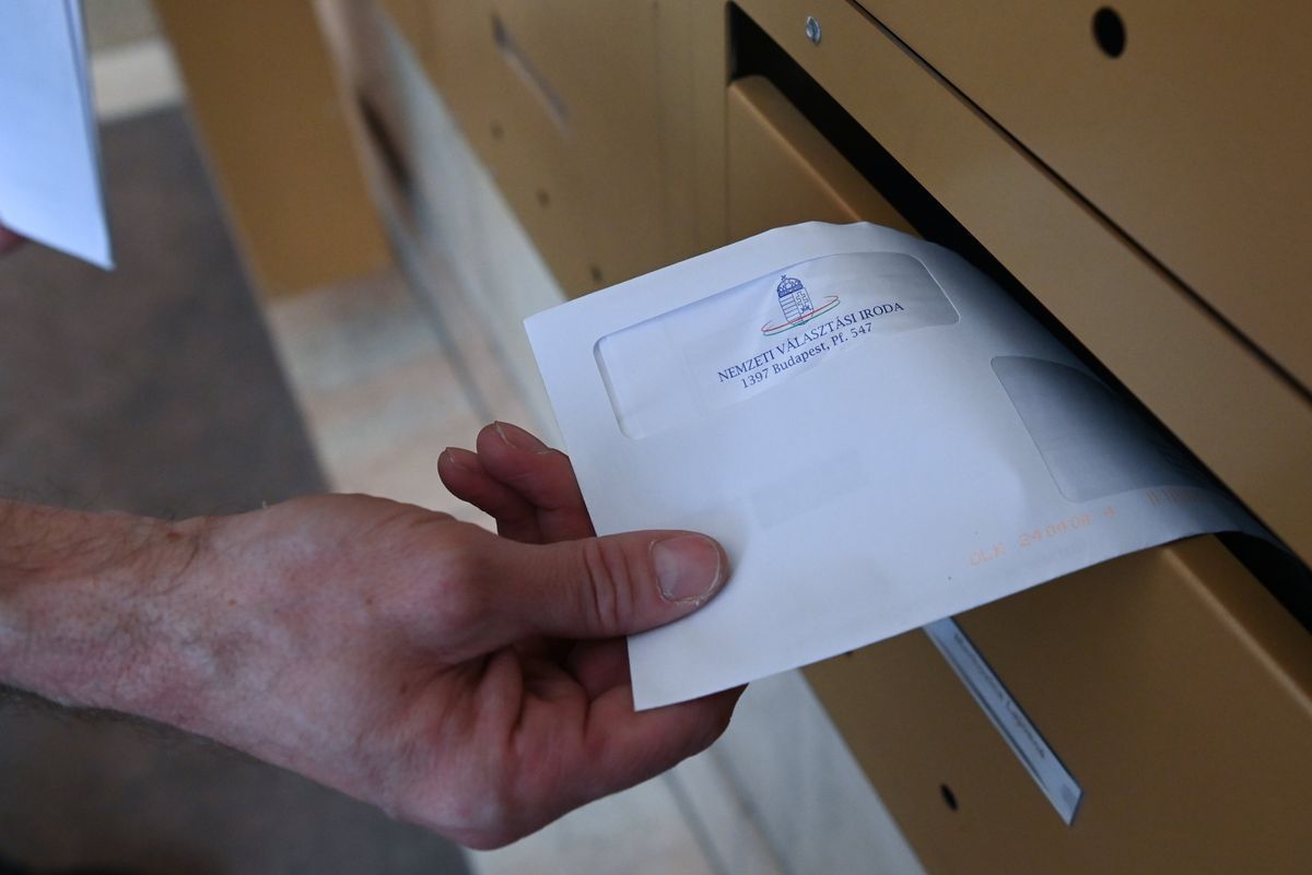 A választás hivatalos értesítőit legkésőbb e hét péntekig mindenkihez kézbesíti a posta. Fotó: Máthé Zoltán / MTI 