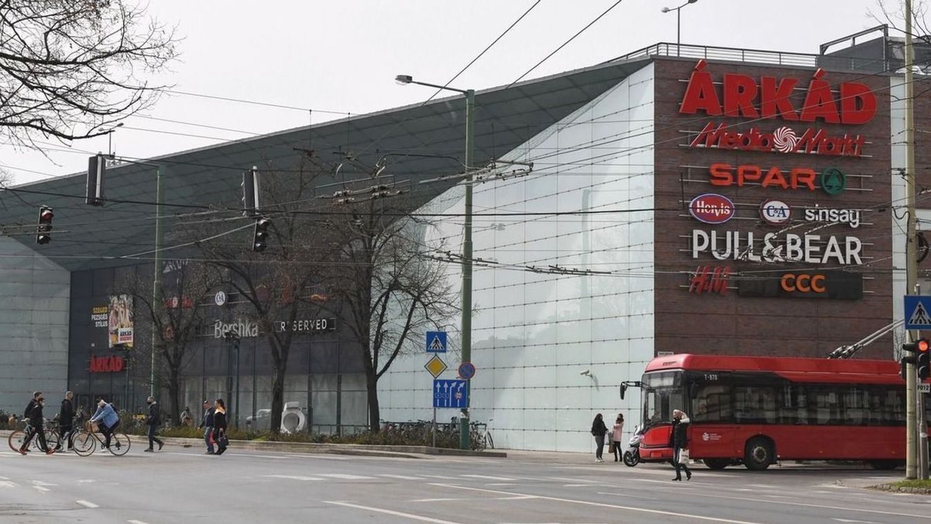 Hátrányba kerülnek a szegedi futárok? Megszűnik az ingyenes parkolás az Árkádban