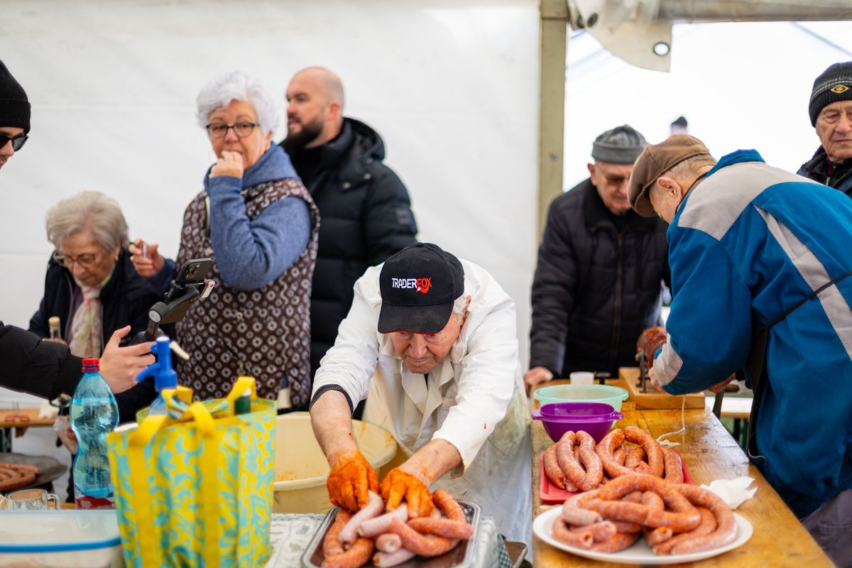 Idén is nagy érdeklődés kísérte a dorozsmai kolbásztöltő versenyt