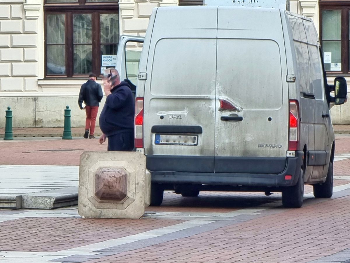 Egy tolató teherautó nekihajtott a Klauzál téren álló egyik díszoszlopnak