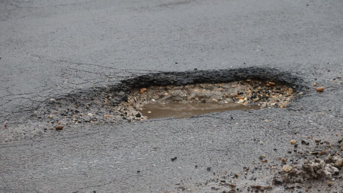 Autó elnyelő, tengelytörő kátyú tátong a Makkosházi körúton +videó