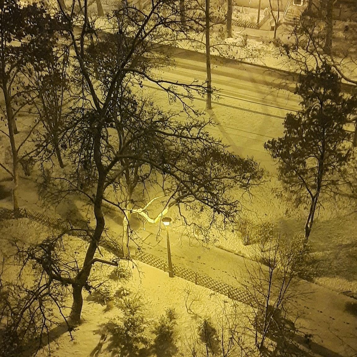 A meteorológiai jóslatok ellenére vékony hóréteg fedte be a várost. (Fotó: Facebook/Kerekesné Rózsa)
