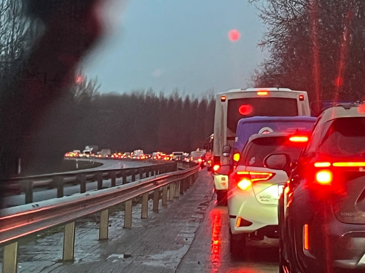 Kátyúk miatt állt meg Szeged felé a forgalom az Algyői hídon, csütörtökön jön a megoldás
