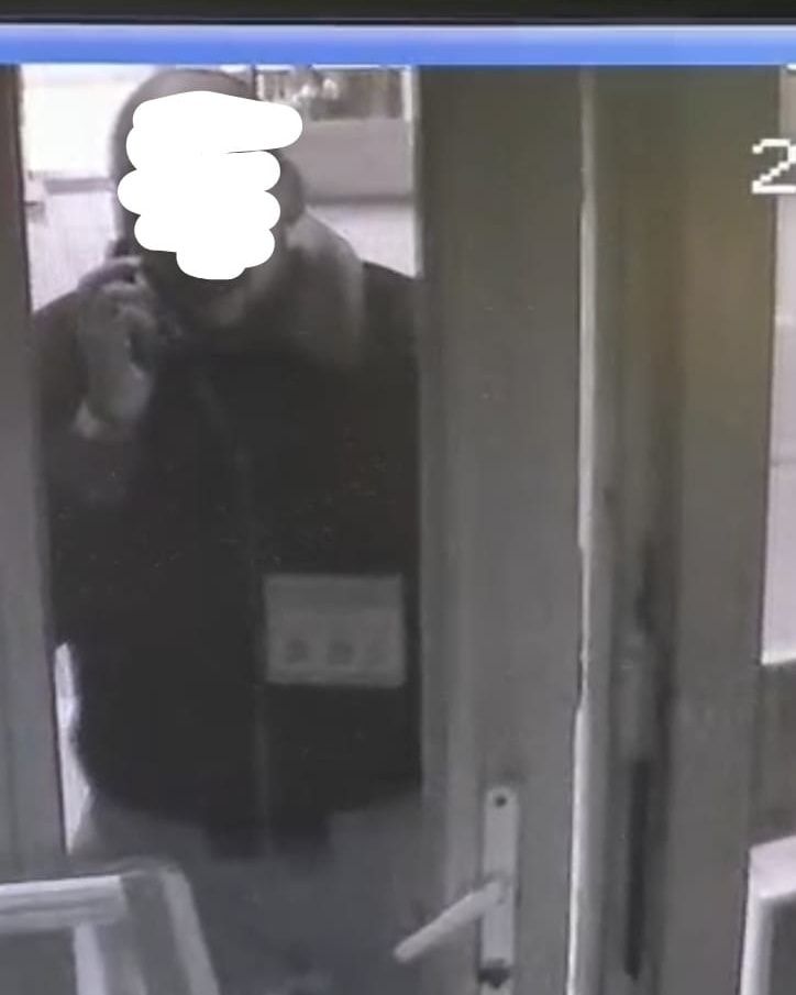 A videón jól látszik, ahogy a tettes telefonálval betört.(Fotó: Eldorádó Szeged)