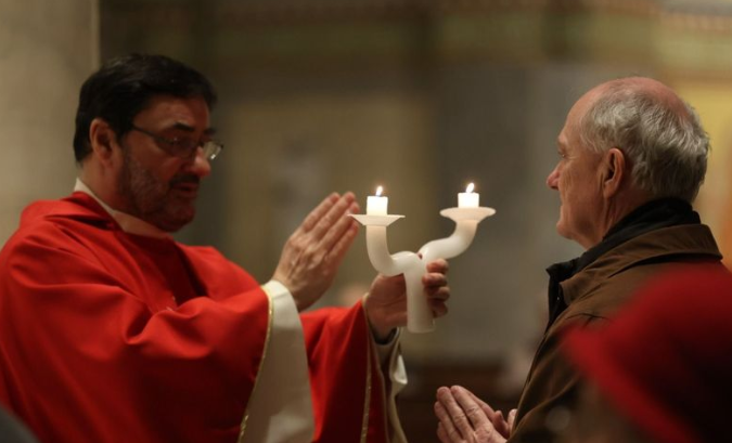 Szent Balázs napja alkalmából a papok kettős gyertya áldásával védik a szegediek egészségét. (Fotó: Karnok Csaba)