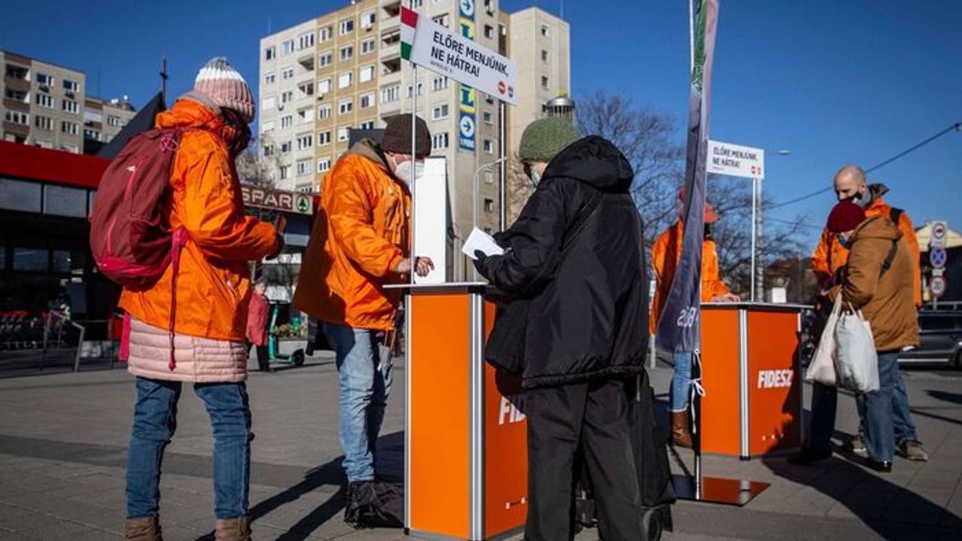 Politikai erőszak Budapesten: fideszes aktivistára támadt a plakátrongáló +videó
