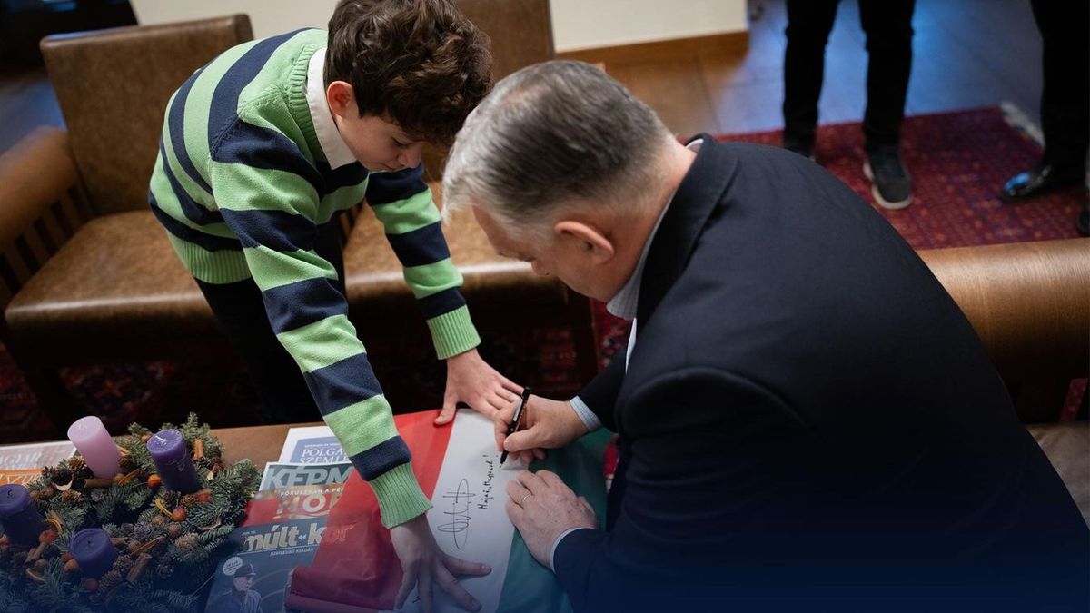 Gyurkó most nem aláírásírt jött, hanem ajándékot adott Orbán Viktornak. (Fotó: Orbán Viktor/Facebook)