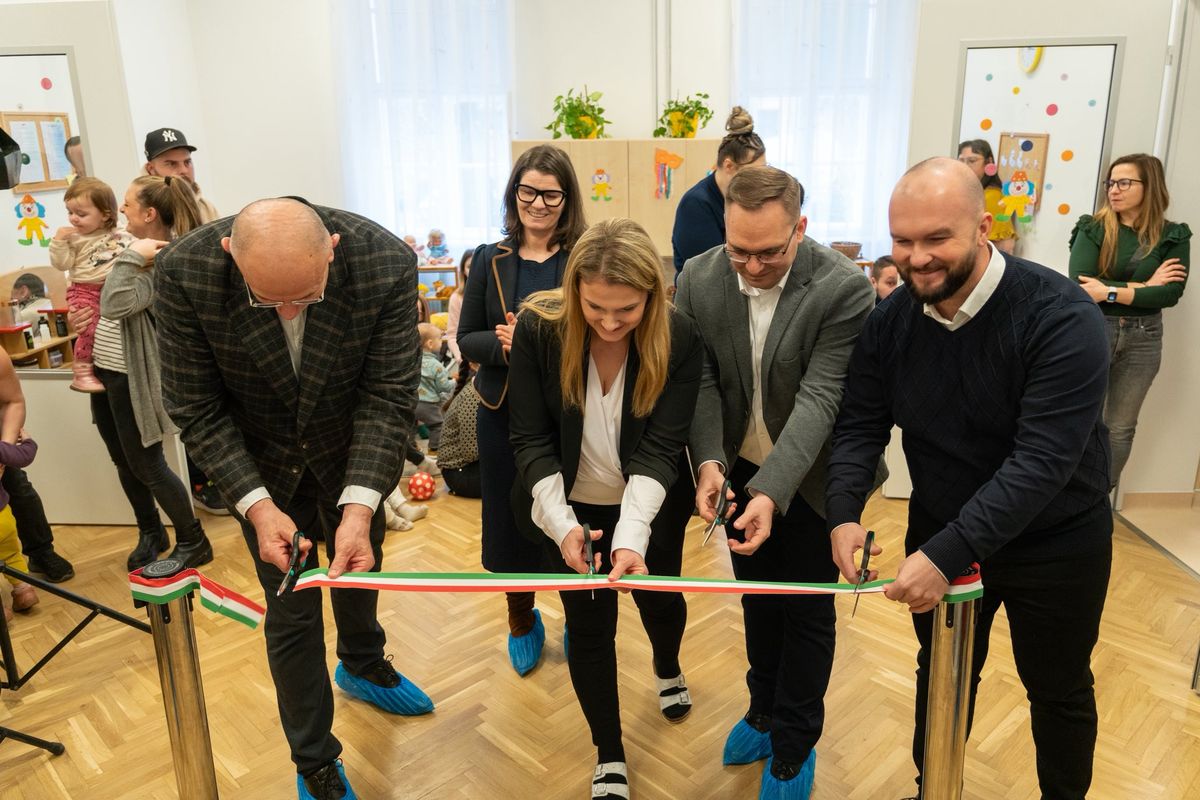 Ünnepélyes keretek között adták át az intézményt. (Fotó: Facebook / Ruzsa Roland)