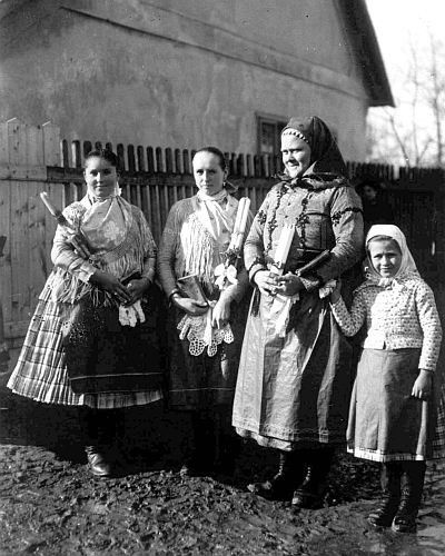 Gyertyaszentelésre induló menyecske és leányok. (Forrás: Sulinet Tudásbázis)