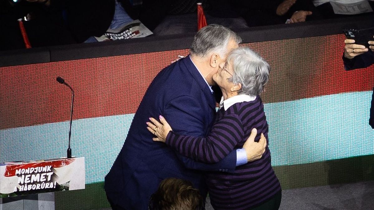 Orbán Viktor emberekkel találkozik, válaszol a kérdésekre. (Forrás: Facebook)