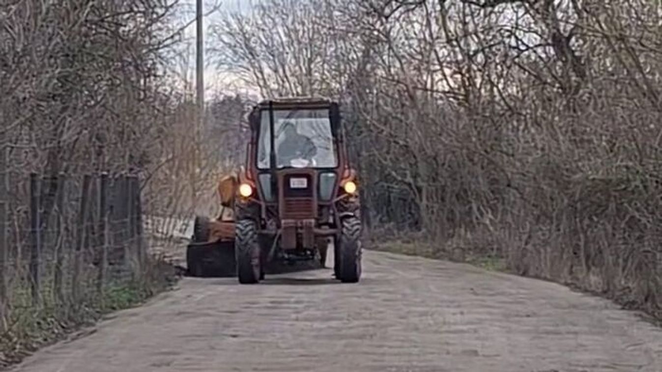 Helyi vállalkozó segít: megkezdődött az ingyenes útjavítás Öreghegyen +videó