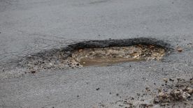 Autó elnyelő, tengelytörő kátyú tátong a Makkosházi körúton +videó