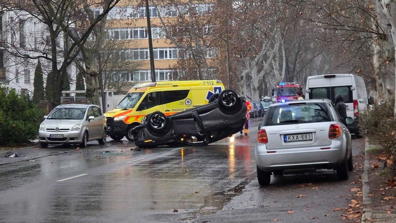 Baleset Újszegeden: a tetején állt meg a kocsi egy forgalmas útszakaszon +fotók