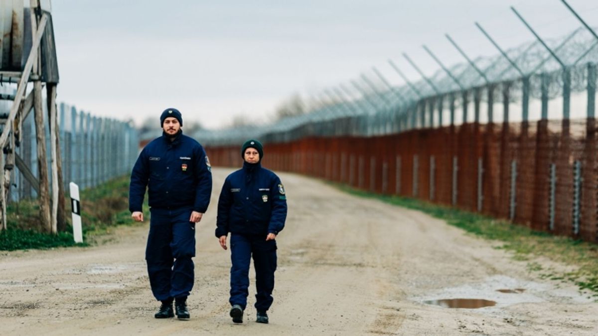 A külterületen elfogott migráns nem tudta igazolni magát. (Fotó: Police.hu)