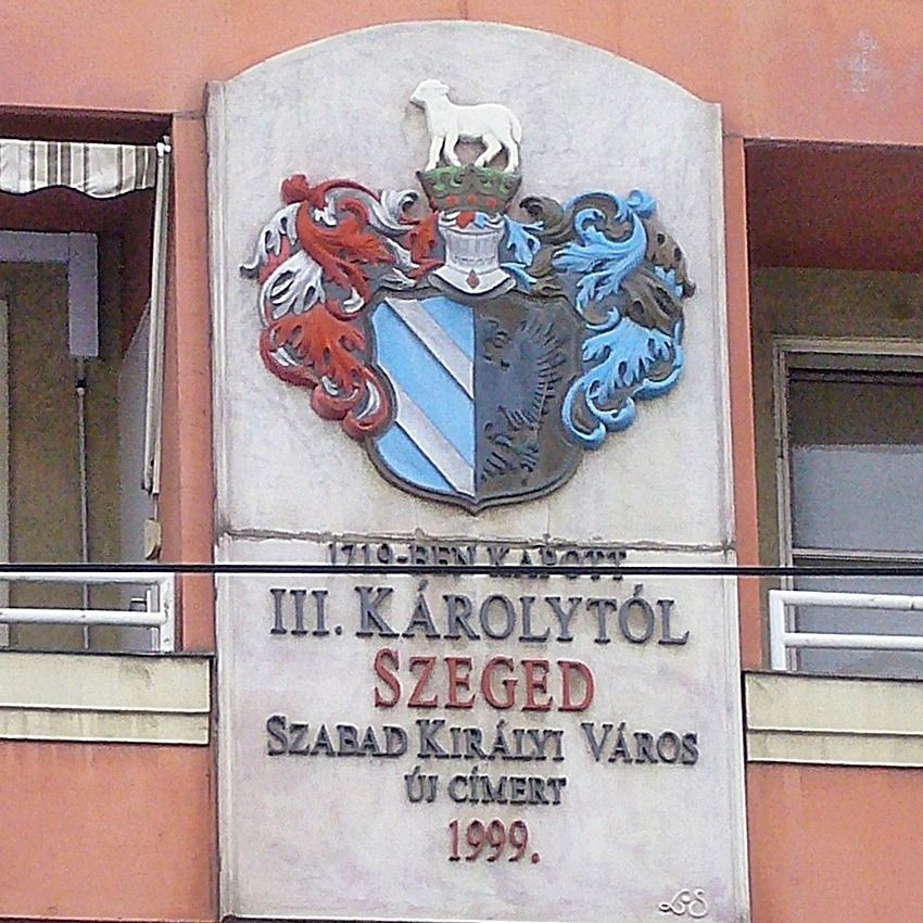 Lapis András szobrászművész címeres domborműve. (Fotó: Köztérkép)