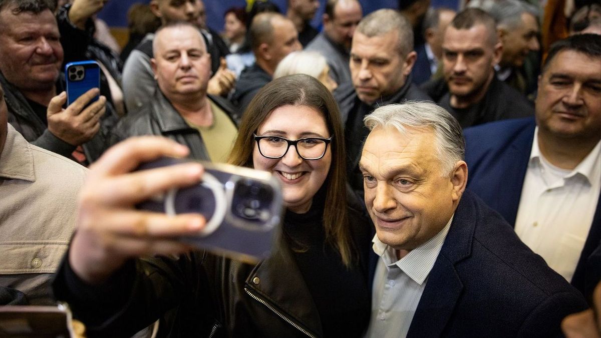 Orbán Viktor bejelentette, hogy az üzemanyagárak emelkedése miatt a kormány védett árat vezet be a benzinkutakon
