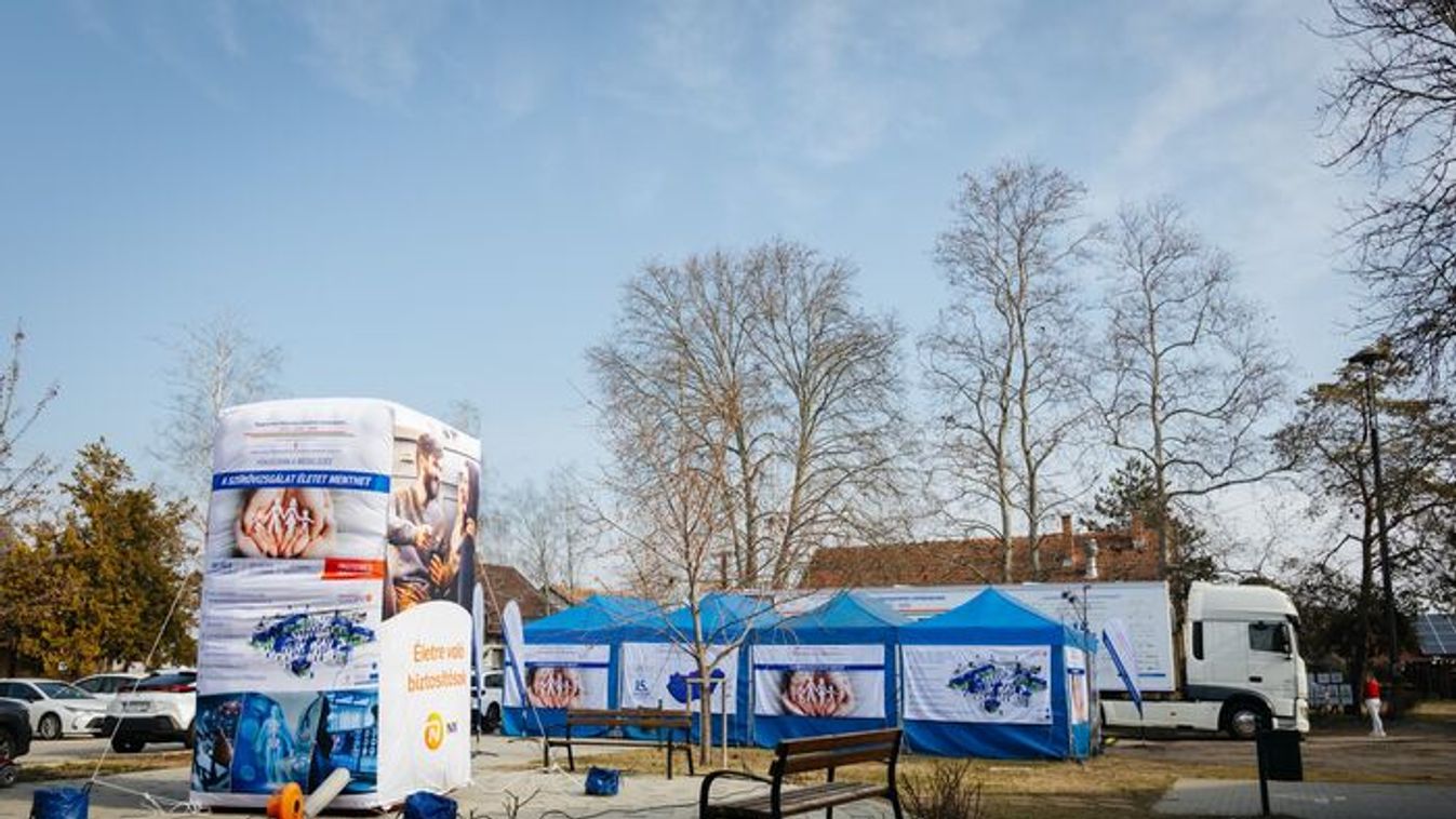 Mobil szűrőközpont látogatott Zsombóra – ötvenféle vizsgálatot tudnak elvégezni