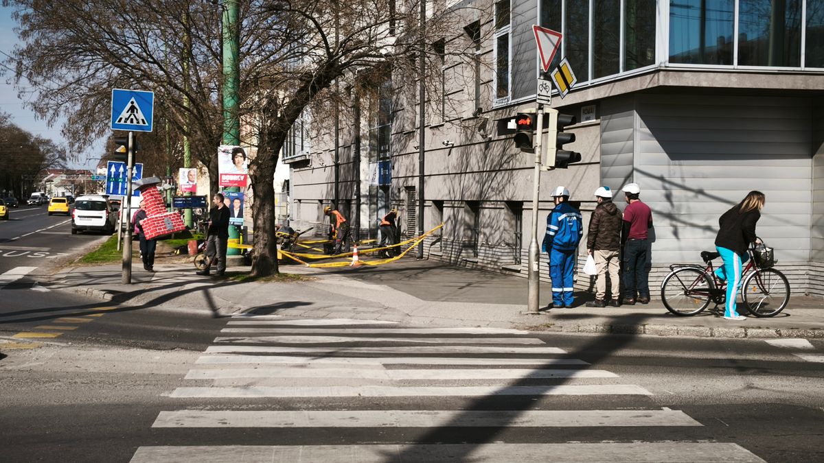 Immár hangos zebra segíti a vakokat és gyengénlátókat a Római körút és a Szilléri sugárút kereszteződésében. (Fotó: Tóth Norbert)