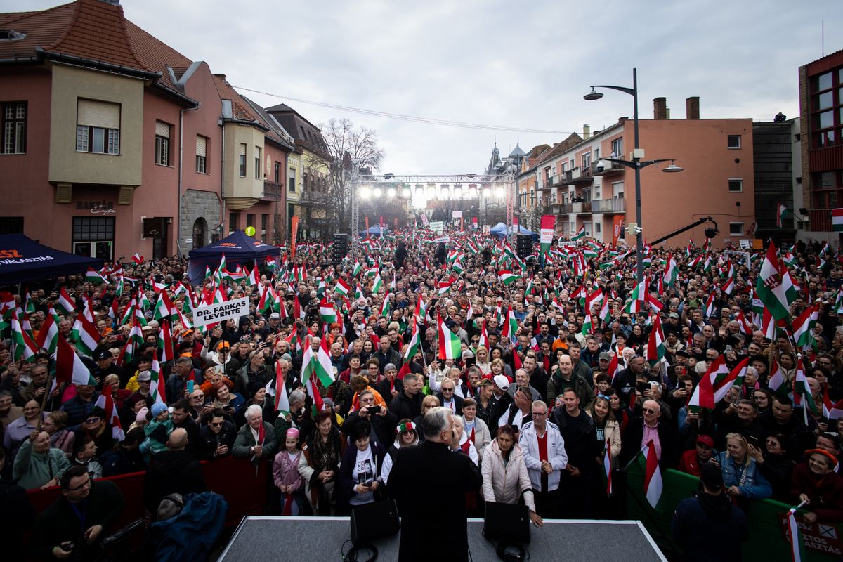 Hatalmas tömeg fogadta Orbán Viktor Hódmezővásárhelyen. Fotó: Miniszterelnöki Kommunikációs Főosztály