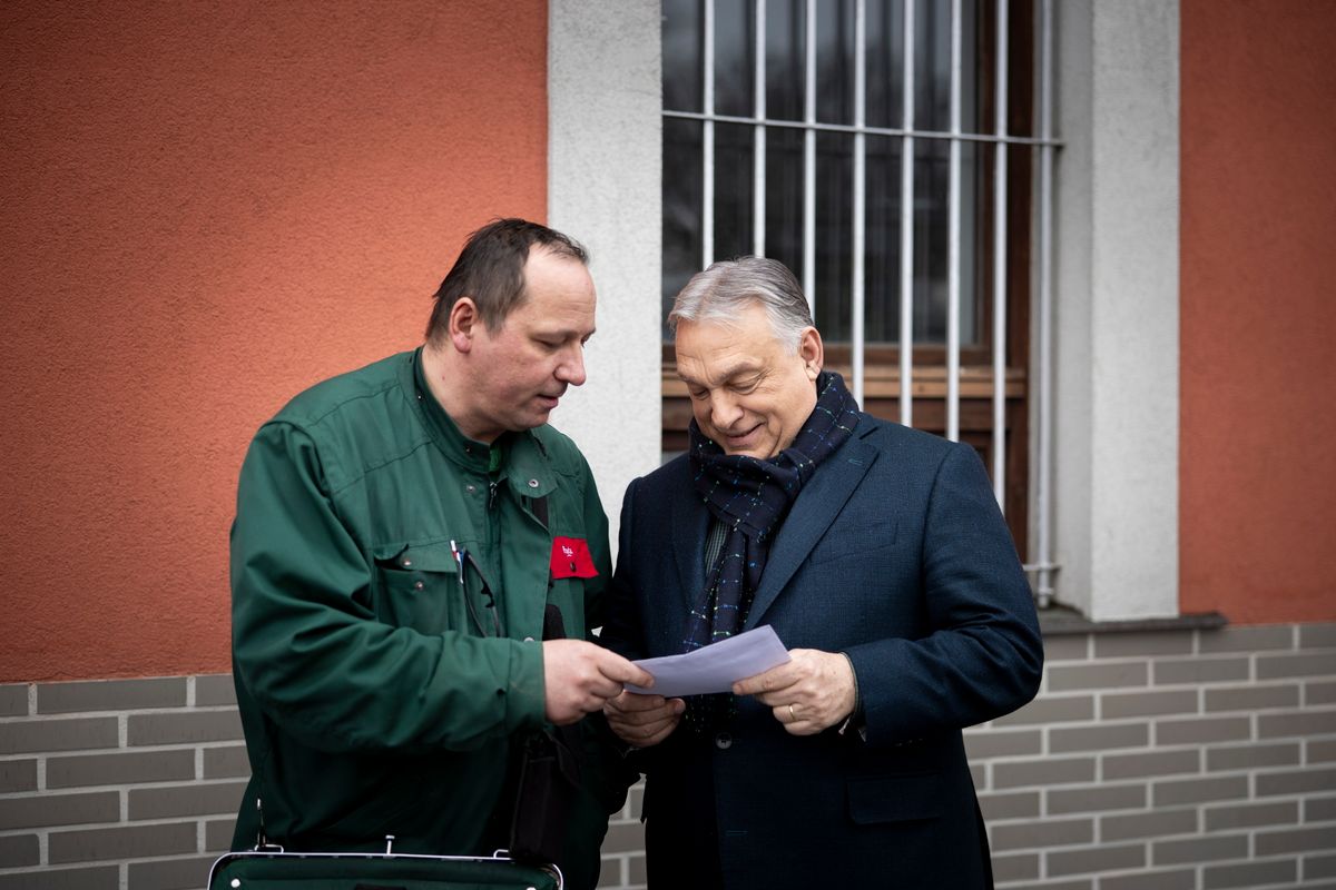 Orbán Viktor szerint a nemzeti érdekek képviselete a cél a nemzeti petíció kitöltésével. Fotó: Miniszterelnöki Kommunikációs Főosztály/Fischer Zoltán