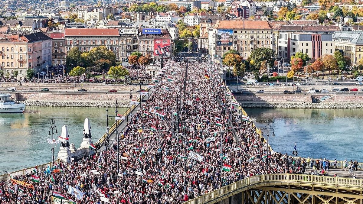 A Margit hídon vonul március 15-én a Békemenet (Fotó: MTI/Czeglédi Zsolt)