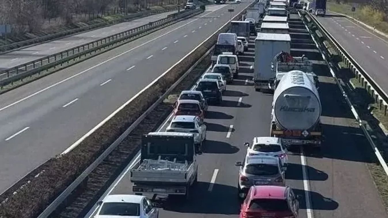 Baleset az M5-ösön Balástya közelében, teljes lezárás Szeged felé