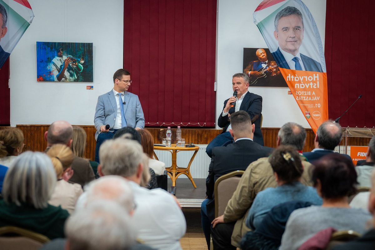 Gulyás Gergely példátlan botránynak nevezte a lehallgatási ügyet Bátaszéki fóruma előtt.
