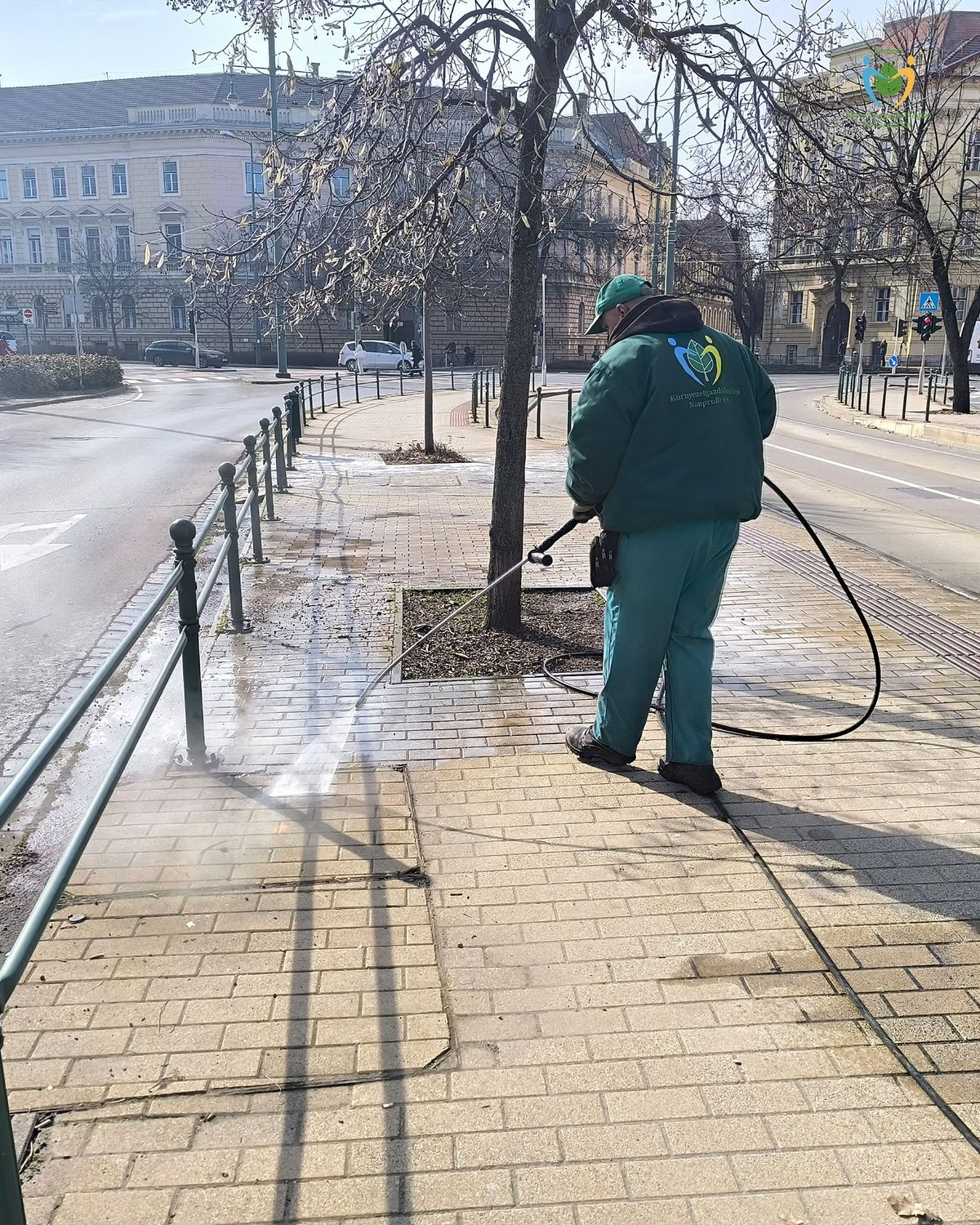 A városi tavaszi karbantartási munkák részeként megkezdődött a buszmegállók tisztítása Szegeden