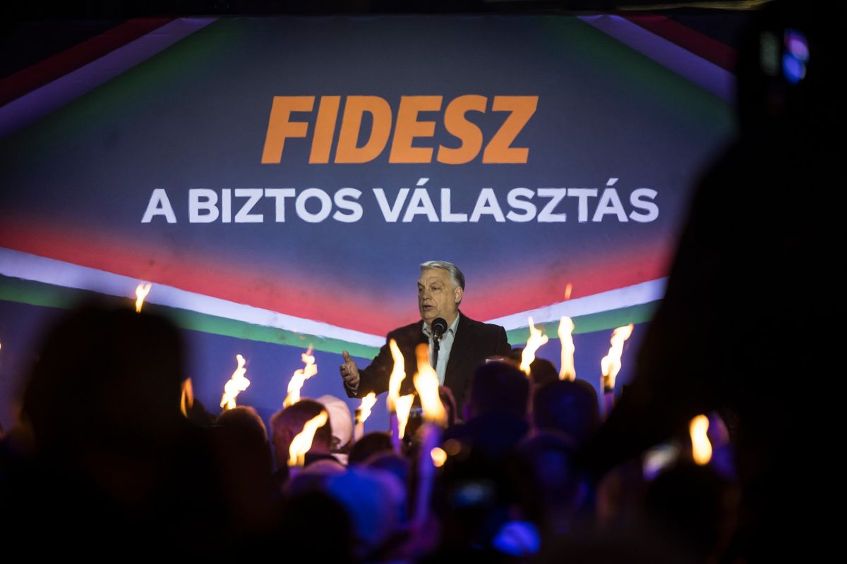 Orbán Viktor bejelentette, hogy a Csehországot ért terrortámadás miatt Magyarországon is érvényben marad a megemelt biztonsági készültség.