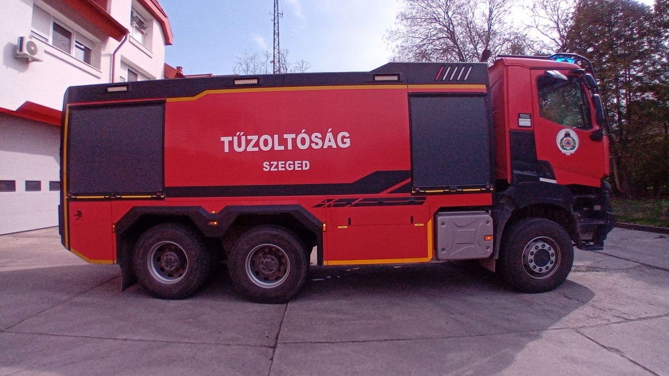 Havi vízkészlet egyetlen tartályban? Ezzel vonul a szegedi tűzoltó az erdőtűzhöz