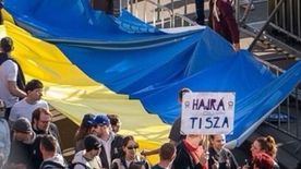 Nemzeti egység vagy idegen érdekek? Ukrán zászló feszült a tiszások menetén