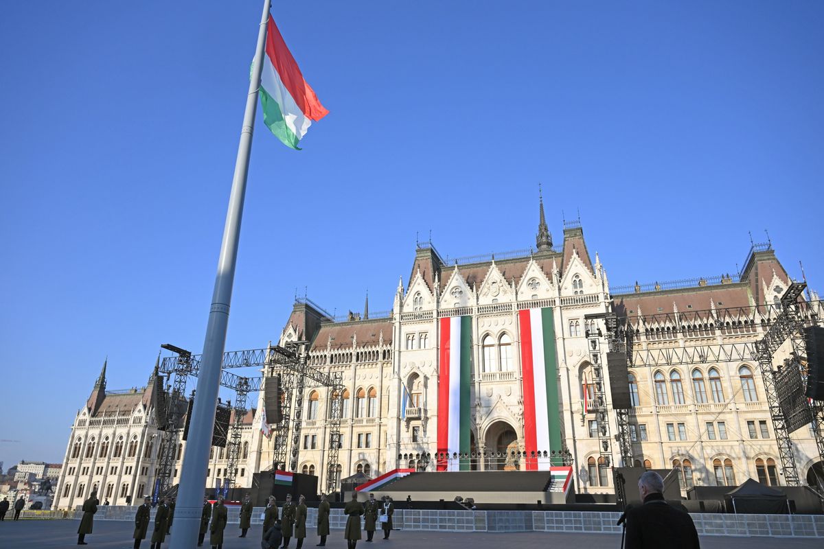 Felvonták a nemzeti lobogót. Fotó: Bruzák Noémi. 