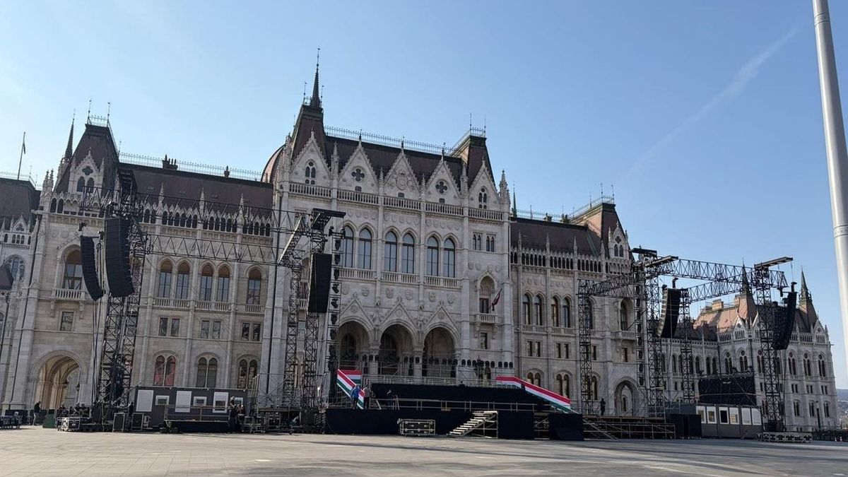 A Békemenet a Kossuth térre érkezik vasárnap, ahol már javában zajlanak az előkészületek 