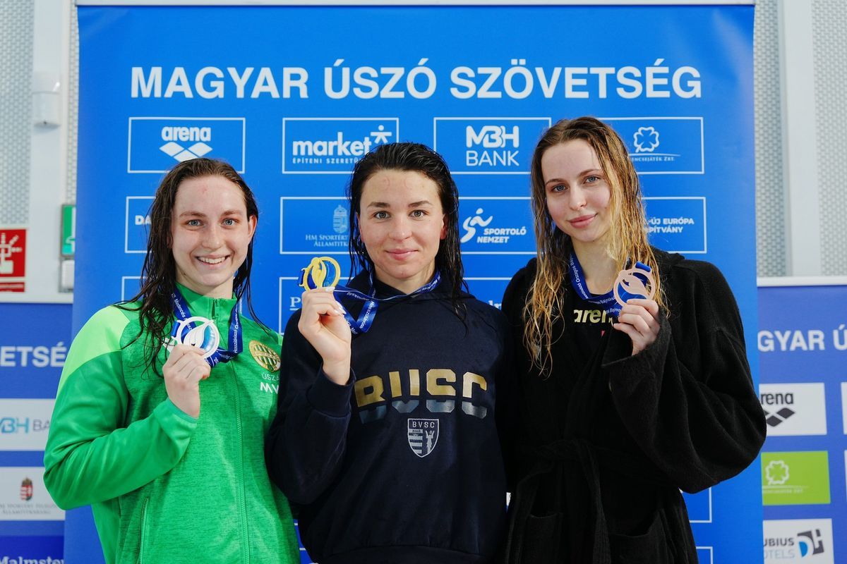 Fábián Bettina (jobbról) 1500 méteren bronzérmes lett a veszprémi ob-n. Fotó: Magyar Úszó Szövetség, Derencsényi István